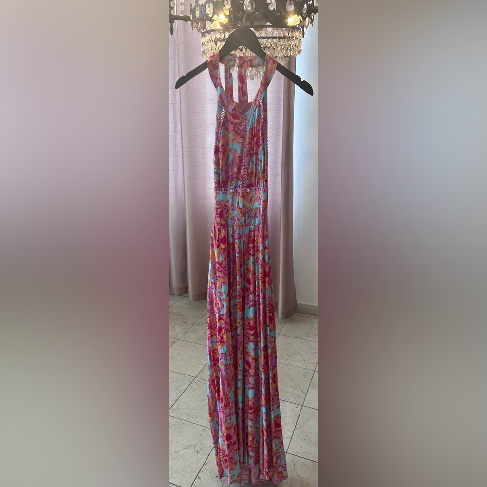 Women’s dress with a tie at the neck and a low leg.